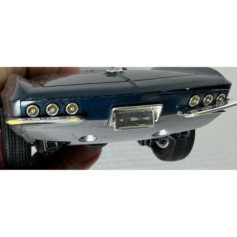 Chevrolet 1963 Corvette Stingray Mako Shark Diecast Car Blue 1:24 GM Licensed